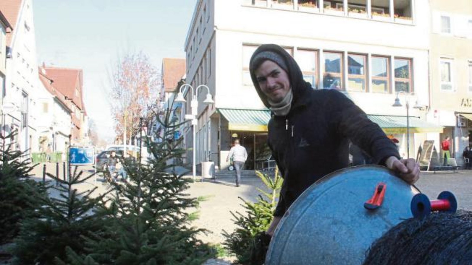 Vor dem Vaihinger Rathaus verkauft Matthias König seit Freitag Weihnachtsbäume. Heiligabend kann kommen. Foto: Rostek Vor dem Vaihinger Rathaus verkauft Matthias König seit Freitag Weihnachtsbäume. Heiligabend kann kommen. Foto: Rostek
