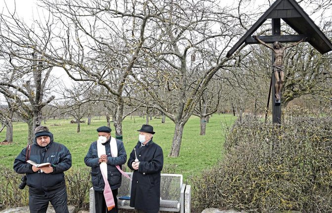 Die Rückkehr des erneuerten Feldkreuzes in Sersheim wird gefeiert. Foto: p