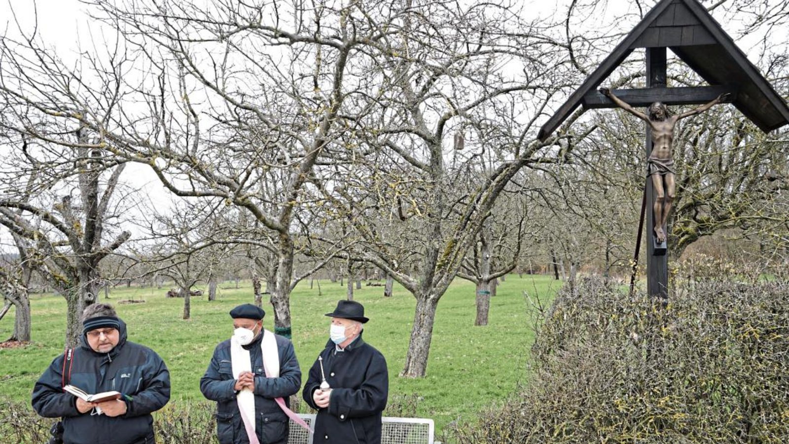 Die Rückkehr des erneuerten Feldkreuzes in Sersheim wird gefeiert. Foto: p