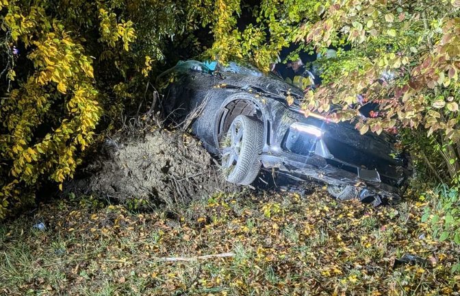 Der Ferrari wurde bei dem Unfall völlig zerstört.<span class='image-autor'>Freiwillige Feuerwehr Engen/dpa</span>