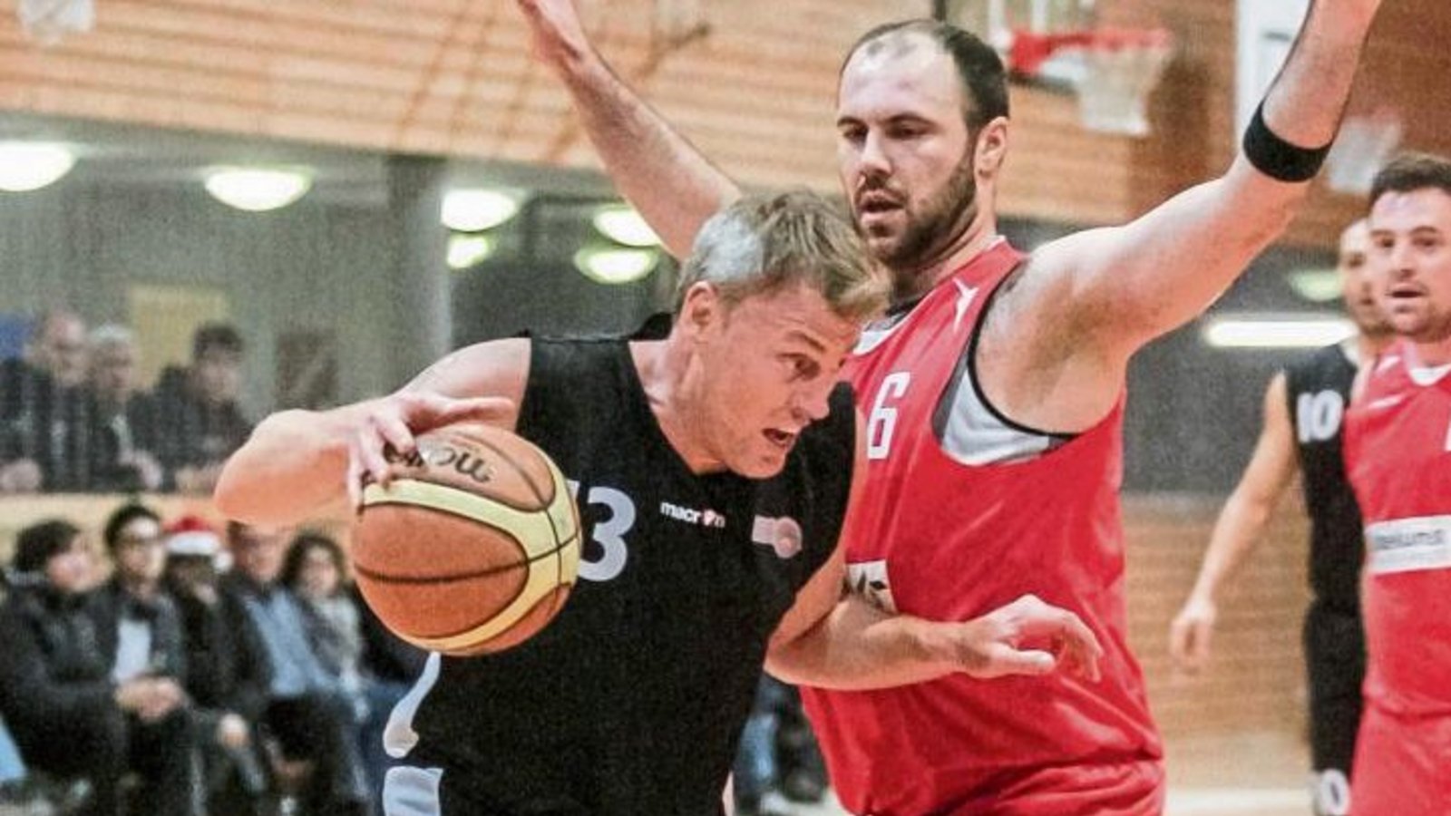 Alexander Renner (links), Center der BSG Vaihingen/Sachsenheim, nutzt seine Wendigkeit, um an Nürtingens Obrad Pavlica vorbeizuziehen. Foto: Simecek Alexander Renner (links), Center der BSG Vaihingen/Sachsenheim, nutzt seine Wendigkeit, um an Nürtingens Obrad Pavlica vorbeizuziehen. Foto: Simecek