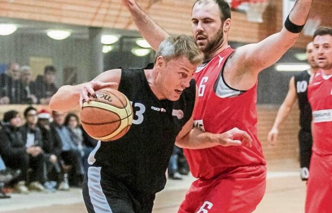 Alexander Renner (links), Center der BSG Vaihingen/Sachsenheim, nutzt seine Wendigkeit, um an Nürtingens Obrad Pavlica vorbeizuziehen. Foto: Simecek