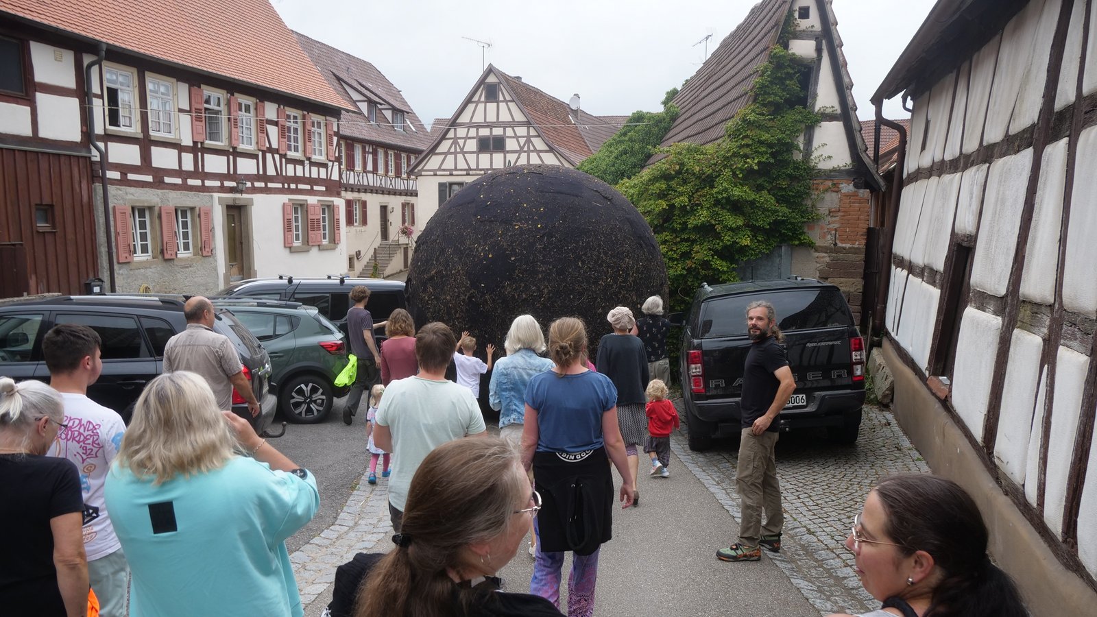 Durch die engen Gässchen von Lienzingen rollt die Riesenkugel problemlos.  Fotos: Friedrich