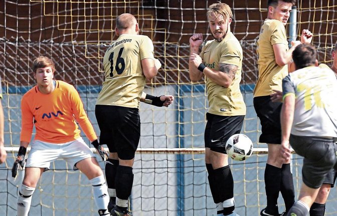 Riexingens Torwart Yannick Weiß (links) kann nur zuschauen, wie Marcel Bauer (von rechts) einen Freistoß zwischen Sven Hermann und Daniel Gyenes hindurch zur zwischenzeitlichen 3:1-Gästeführung verwandelt. Am Ende gewinnt die SGM Roßwag/Mühlhausen sogar m