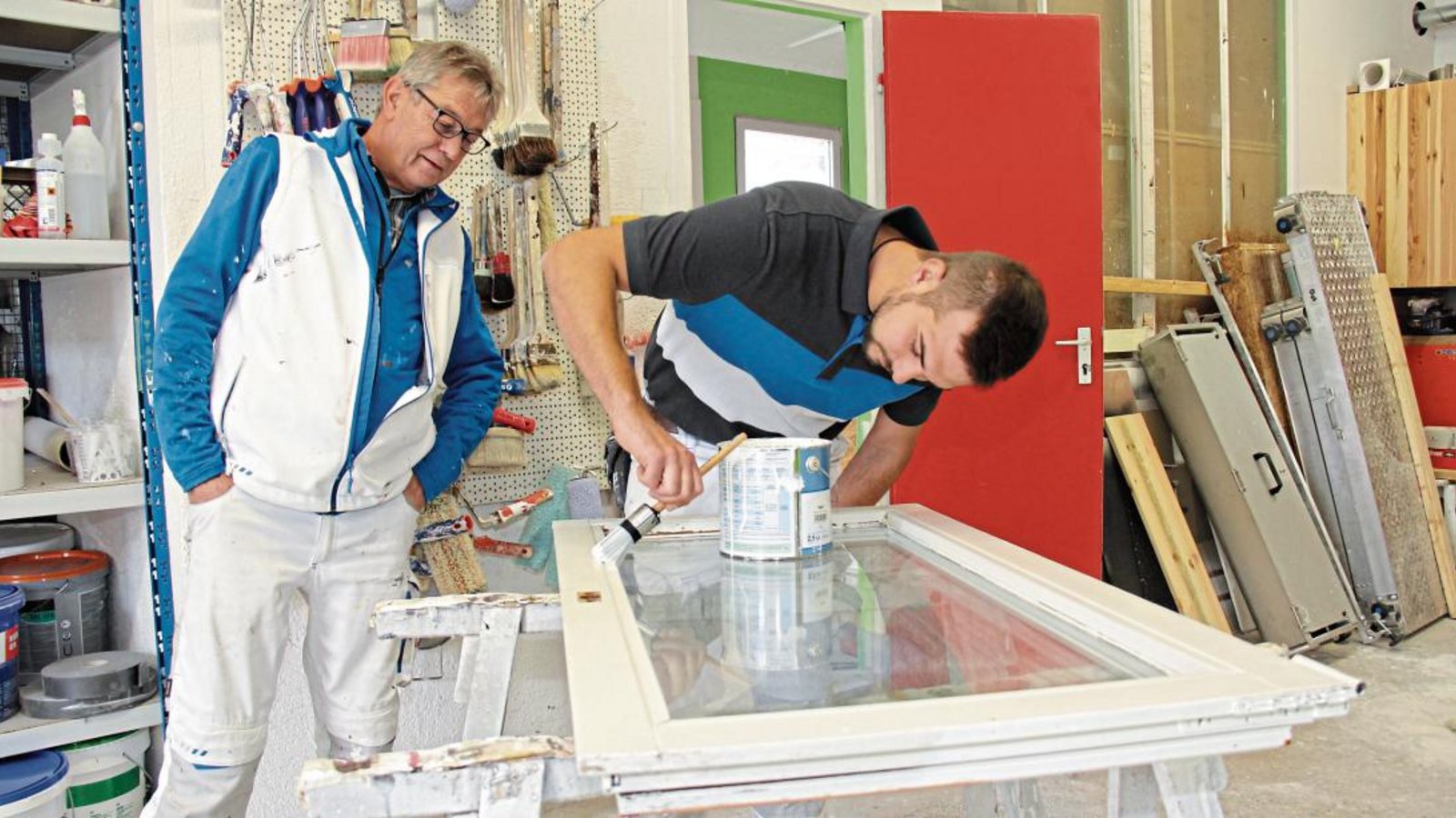 Der Beruf des Malers ist vielseitig. Fensterrahmen schleifen und frisch lackieren ist nur ein Beispiel. Die Abwechslung ist es auch, die Steffen Zink an seiner Arbeit schätzt. Später möchte er den Betrieb seines Vaters Dieter Zink übernehmen. Wann, steht aber noch nicht fest. Foto: Rostek Der Beruf des Malers ist vielseitig. Fensterrahmen schleifen und frisch lackieren ist nur ein Beispiel. Die Abwechslung ist es auch, die Steffen Zink an seiner Arbeit schätzt. Später möchte er den Betrieb seines Vaters Dieter Zink übernehmen. Wann, steht aber noch nicht fest. Foto: Rostek