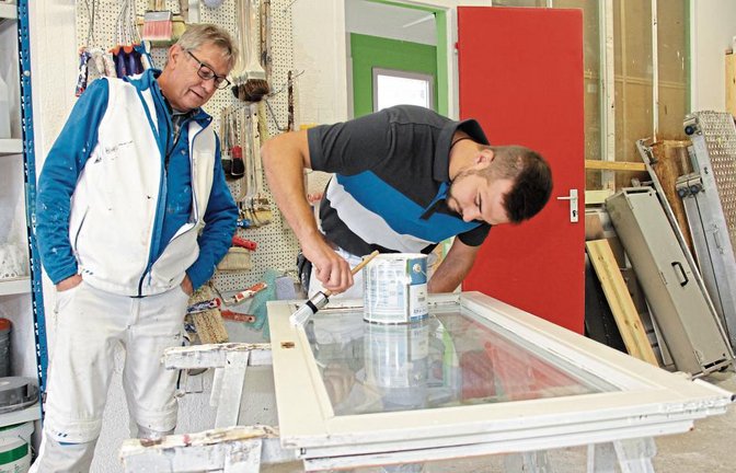 Der Beruf des Malers ist vielseitig. Fensterrahmen schleifen und frisch lackieren ist nur ein Beispiel. Die Abwechslung ist es auch, die Steffen Zink an seiner Arbeit schätzt. Später möchte er den Betrieb seines Vaters Dieter Zink übernehmen. Wann, steht aber noch nicht fest.  Foto: Rostek