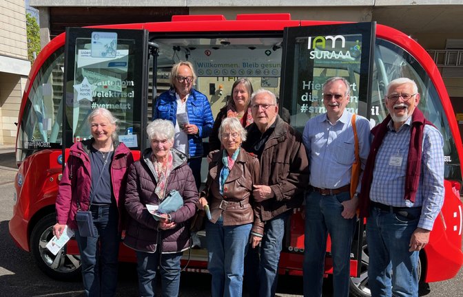 Die Vaihinger Mitglieder des Bürgerbus-Vereins vor dem Shuttle.  <span class='image-autor'>Foto: p</span>