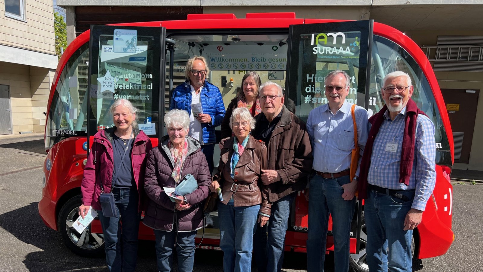 Die Vaihinger Mitglieder des Bürgerbus-Vereins vor dem Shuttle.  Foto: p