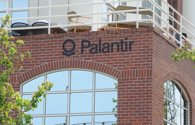 Das Logo der Datenanalyse-Unternehmens Palantir am Gebäude des Hauptquartiers in Palo Alto in den USA.<span class='image-autor'>Andrej Sokolow/dpa</span>