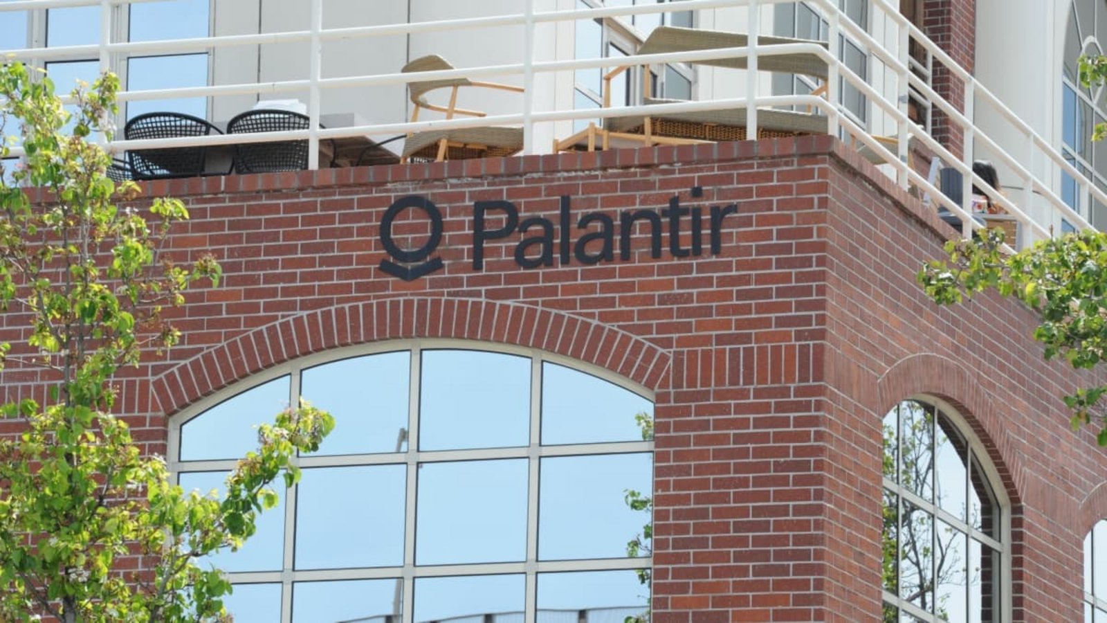 Das Logo der Datenanalyse-Unternehmens Palantir am Gebäude des Hauptquartiers in Palo Alto in den USA.Andrej Sokolow/dpa Das Logo der Datenanalyse-Unternehmens Palantir am Gebäude des Hauptquartiers in Palo Alto in den USA.Andrej Sokolow/dpa