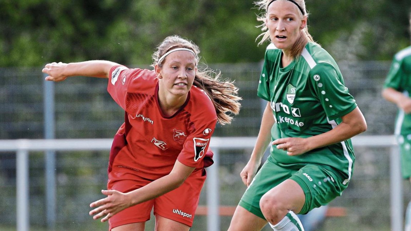 Die Löchgauerin Annika Wertsch (links) lässt Katharina Rapp stehen. Am Ende hatten aber die Alberweilerinnen die Nase vorn. Foto: Baumann Die Löchgauerin Annika Wertsch (links) lässt Katharina Rapp stehen. Am Ende hatten aber die Alberweilerinnen die Nase vorn. Foto: Baumann