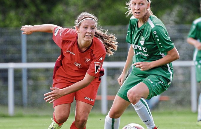 Die Löchgauerin Annika Wertsch (links) lässt Katharina Rapp stehen. Am Ende hatten aber die Alberweilerinnen die Nase vorn. Foto: Baumann