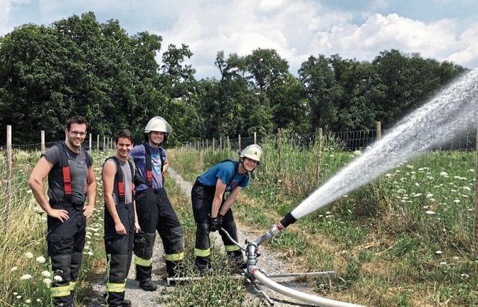 Bei der Übung der Sersheimer Feuerwehr wurden junge Bäume gewässert. Fotos: p