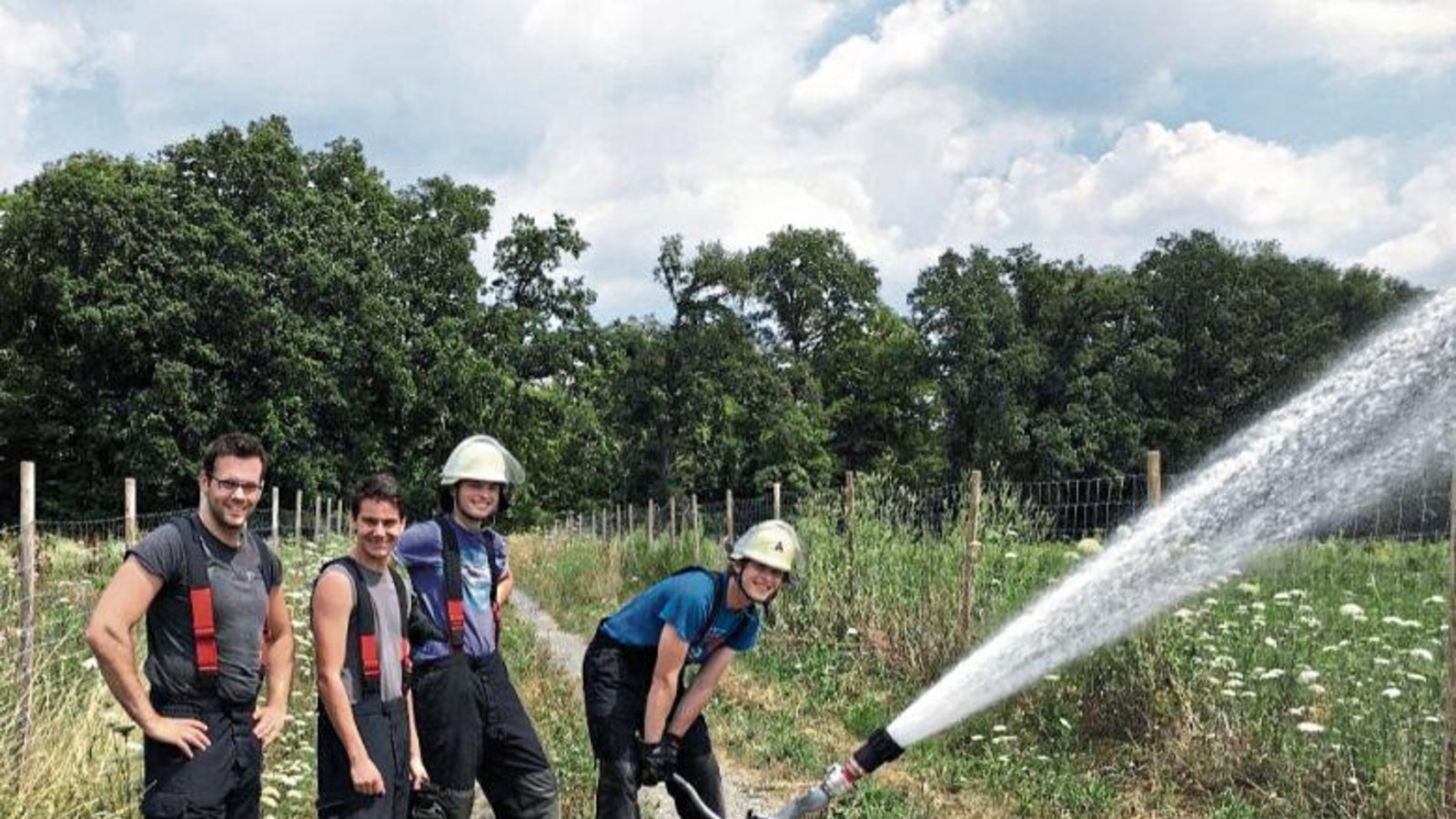 Bei der Übung der Sersheimer Feuerwehr wurden junge Bäume gewässert. Fotos: p Bei der Übung der Sersheimer Feuerwehr wurden junge Bäume gewässert. Fotos: p