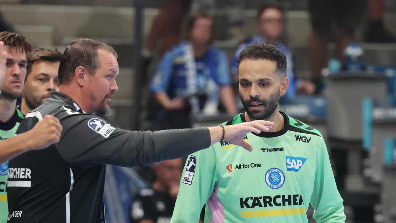 Trainer Misha Kaufmann und sein Torwart Mohamed El-Tayar können sich im DHB-Pokal auf ein Heimspiel des TVB Stuttgart gegen den HC Erlangen freuen.Baumann/Hansi Britsch Trainer Misha Kaufmann und sein Torwart Mohamed El-Tayar können sich im DHB-Pokal auf ein Heimspiel des TVB Stuttgart gegen den HC Erlangen freuen.Baumann/Hansi Britsch