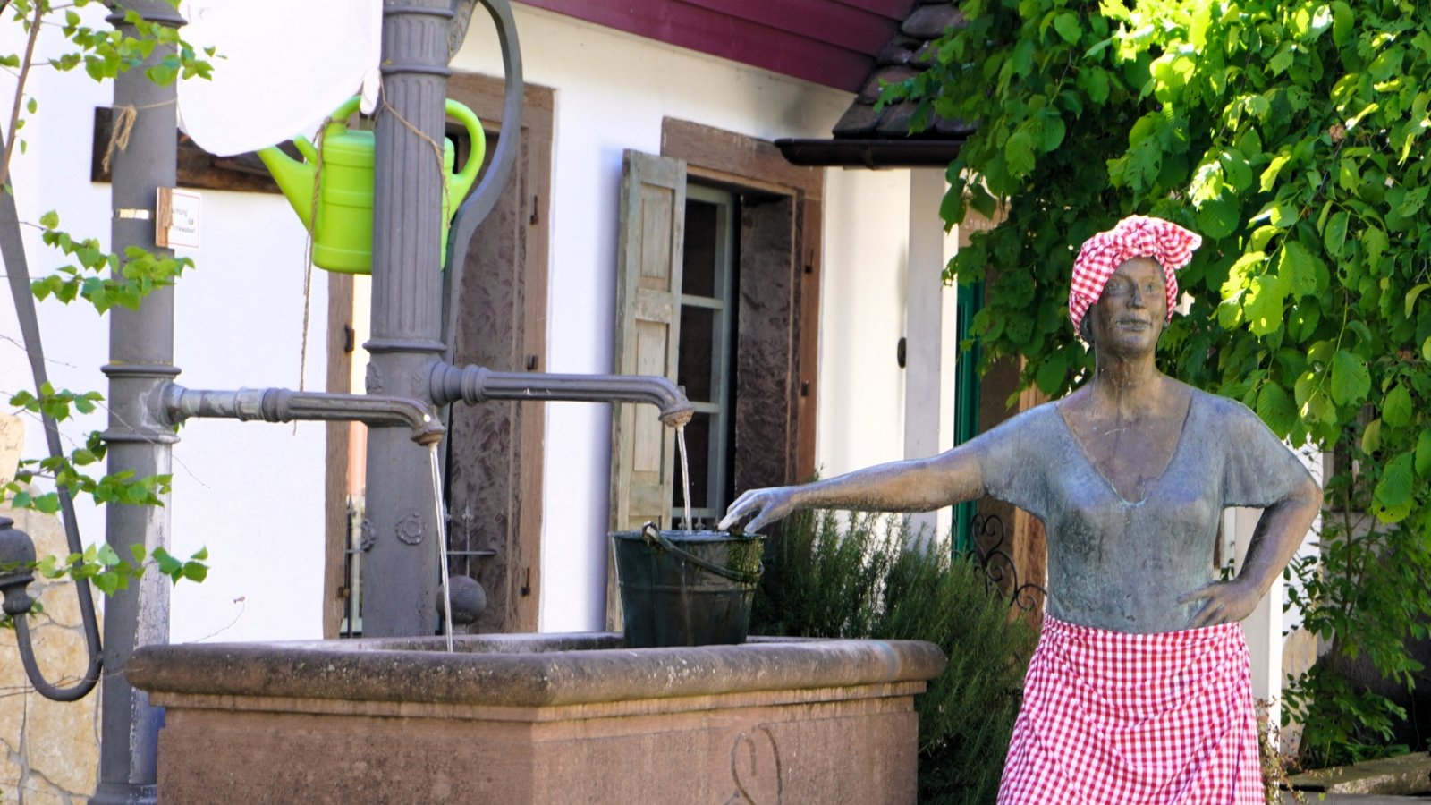 Mit dieser schicken Kleidung fällt die Arbeit leicht. Rudi Thalhäuser hat die modebewusste Frau am Schützinger Dorfbrunnen entdeckt.