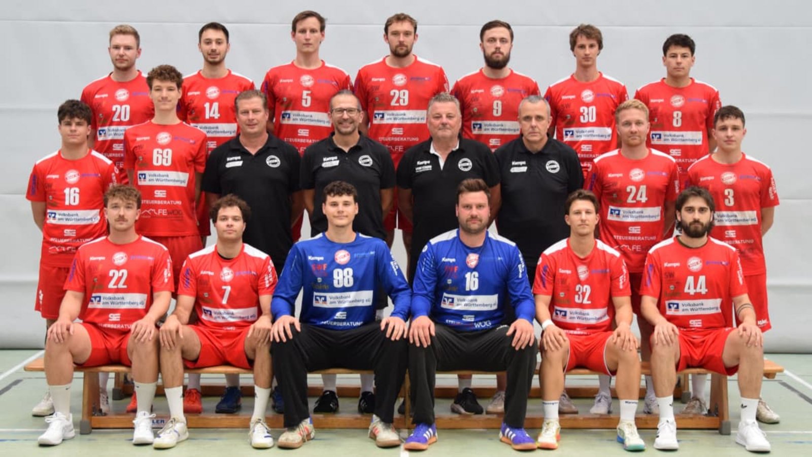 Der Kader der Verbandsliga-Handballer des SV Fellbach in der Saison 2026/2027. Hintere Reihe, von links: Jannis Roschel, Tim Hahn, Felix Wente, Felix Mergenthaler, Luca Spiertz, Jandric Seibold (zweite Mannschaft) und Magnus Dierl. Mittlere Reihe, von links: Ben Miess, Mika Schauer, Trainer Frank Schmid, Co-Trainer Imre Czinkoczi, Abteilungsleiter Dieter Pfeil, stellvertretender Abteilungsleiter Andreas Traub, Jan Spindler und Joe Traub. Vordere Reihe, von links: Florian Bartsch, Vincent Pick, Dominik Osap, Yannik Beck, Tim Paule und Maximilian Kapp. Auf dem Bild fehlen Cedric Freudenreich und Tobias Klemme.Privat Der Kader der Verbandsliga-Handballer des SV Fellbach in der Saison 2026/2027. Hintere Reihe, von links: Jannis Roschel, Tim Hahn, Felix Wente, Felix Mergenthaler, Luca Spiertz, Jandric Seibold (zweite Mannschaft) und Magnus Dierl. Mittlere Reihe, von links: Ben Miess, Mika Schauer, Trainer Frank Schmid, Co-Trainer Imre Czinkoczi, Abteilungsleiter Dieter Pfeil, stellvertretender Abteilungsleiter Andreas Traub, Jan Spindler und Joe Traub. Vordere Reihe, von links: Florian Bartsch, Vincent Pick, Dominik Osap, Yannik Beck, Tim Paule und Maximilian Kapp. Auf dem Bild fehlen Cedric Freudenreich und Tobias Klemme.Privat