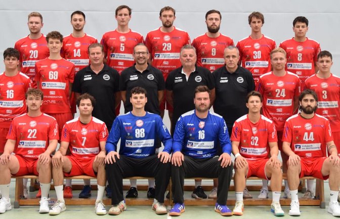 Der Kader der Verbandsliga-Handballer des SV Fellbach in der Saison 2026/2027. Hintere Reihe, von links: Jannis Roschel, Tim Hahn, Felix Wente, Felix Mergenthaler, Luca Spiertz, Jandric Seibold (zweite Mannschaft) und Magnus Dierl. Mittlere Reihe, von links:&nbsp;Ben Miess, Mika Schauer, Trainer Frank Schmid, Co-Trainer Imre Czinkoczi, Abteilungsleiter Dieter Pfeil, stellvertretender Abteilungsleiter Andreas Traub, Jan Spindler und Joe Traub. Vordere Reihe,&nbsp; von links:&nbsp;Florian Bartsch, Vincent Pick, Dominik Osap, Yannik Beck, Tim Paule und Maximilian Kapp. Auf dem Bild fehlen&nbsp;Cedric Freudenreich und Tobias Klemme.<span class='image-autor'>Privat</span>