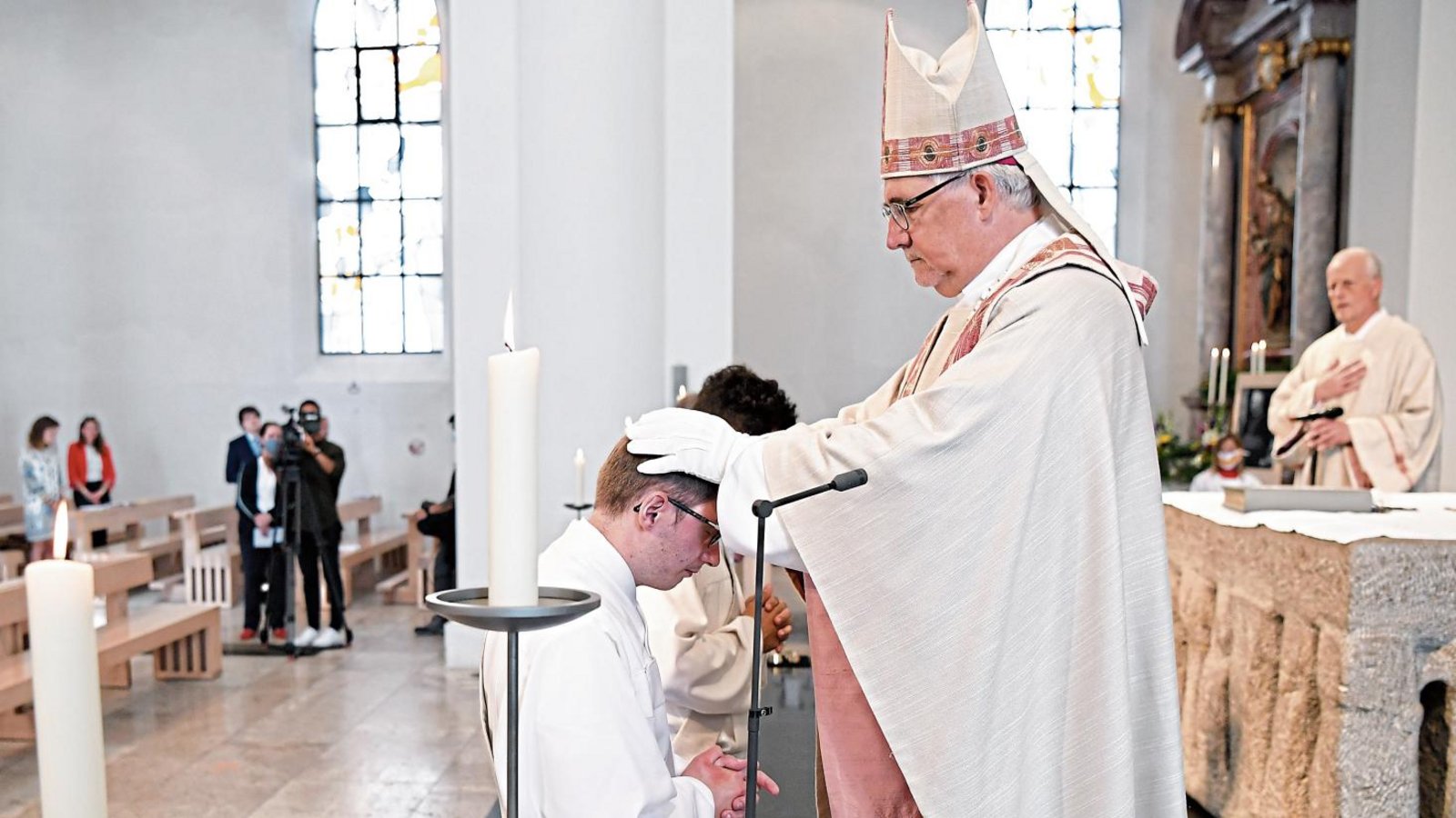 Bei einem Festgottesdienst am 12. Juli ist Manuel Hammer (vorne, kniend) von Bischof Gebhard Fürst im Rottenburger Dom zum Priester geweiht worden. Fotos: Pressefoto Ulmer/DRS Bei einem Festgottesdienst am 12. Juli ist Manuel Hammer (vorne, kniend) von Bischof Gebhard Fürst im Rottenburger Dom zum Priester geweiht worden. Fotos: Pressefoto Ulmer/DRS