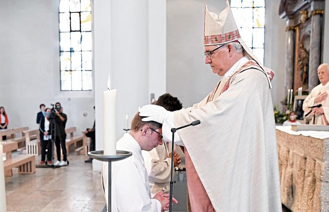 Bei einem Festgottesdienst am 12. Juli ist Manuel Hammer (vorne, kniend) von Bischof Gebhard Fürst im Rottenburger Dom zum Priester geweiht worden. Fotos: Pressefoto Ulmer/DRS