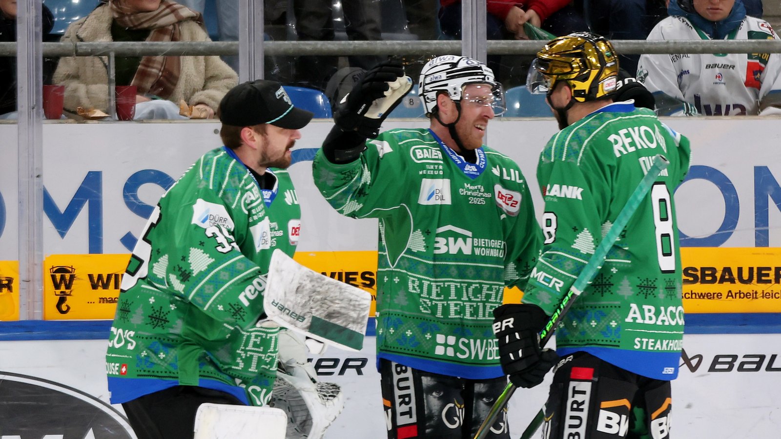 Olafr Schmidt (links) und Jack Dugan (rechts) bejubeln mit Tyler McNeely das 1:0 für die Steelers gegen die Lausitzer Füchse. Foto: Baumann Olafr Schmidt (links) und Jack Dugan (rechts) bejubeln mit Tyler McNeely das 1:0 für die Steelers gegen die Lausitzer Füchse. Foto: Baumann