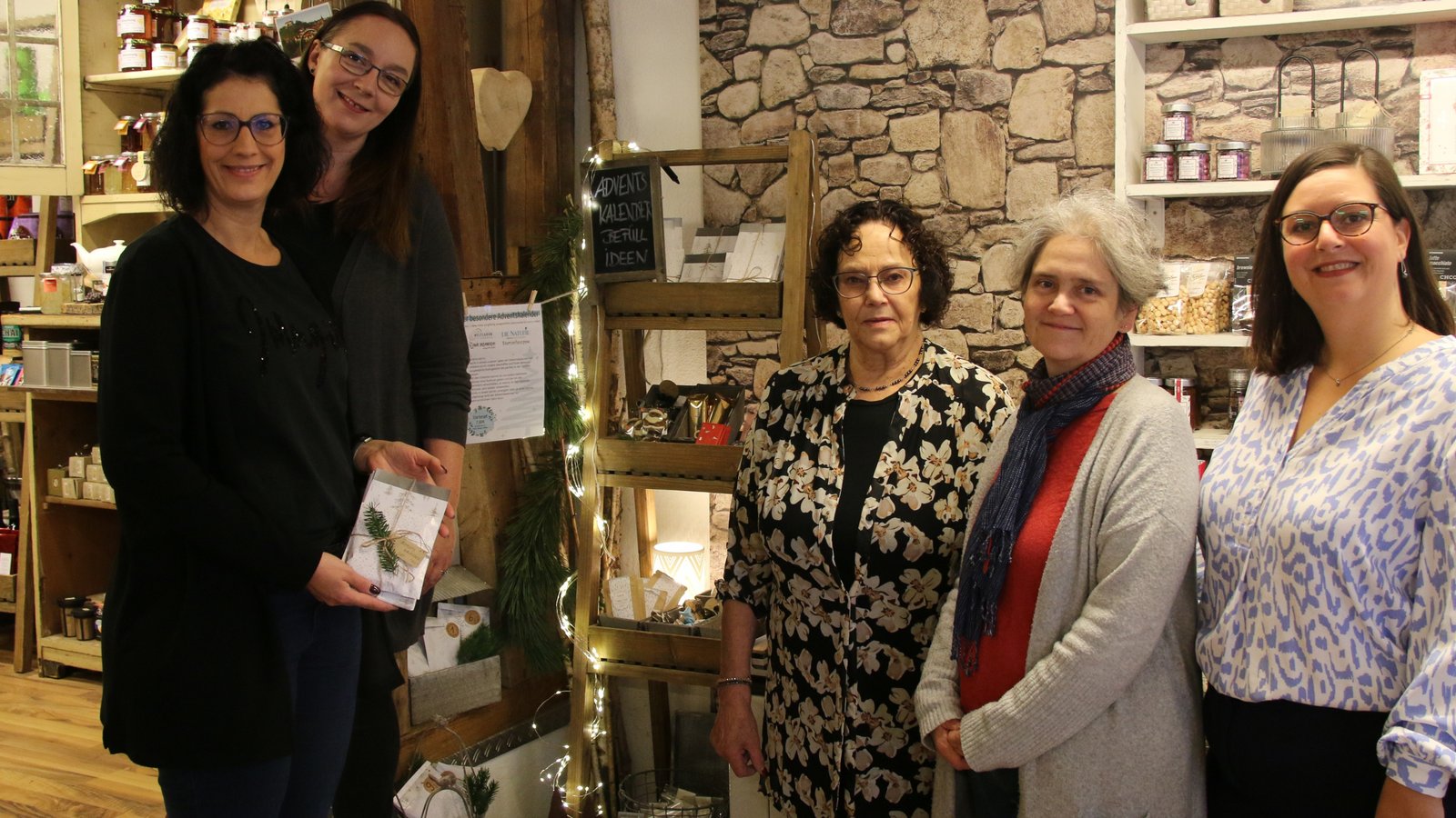 Für den besonderen Adventskalender kooperieren vier Geschäfte in der Vaihinger Innenstadt (von links): Kerstin Plintz (Sternschnuppe), Nicole Leipp (Ohne Drumherum), Doris Engelhardt (Sternschnuppe), Viola Sternberger (Weltladen) und Yvette Stamboulidis (Naturie). Foto: Bögel Für den besonderen Adventskalender kooperieren vier Geschäfte in der Vaihinger Innenstadt (von links): Kerstin Plintz (Sternschnuppe), Nicole Leipp (Ohne Drumherum), Doris Engelhardt (Sternschnuppe), Viola Sternberger (Weltladen) und Yvette Stamboulidis (Naturie). Foto: Bögel