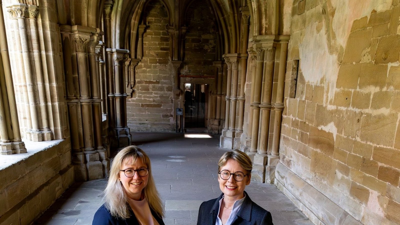 SSG-Geschäftsführerin Patricia Alberth (rechts) und Alexandra Müller, Leiterin der Klosterverwaltung, stellen das Programm der neuen Saison im Kloster Maulbronn vor.  Foto: SSG