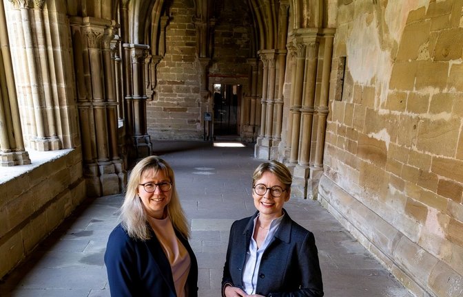 SSG-Geschäftsführerin Patricia Alberth (rechts) und Alexandra Müller, Leiterin der Klosterverwaltung, stellen das Programm der neuen Saison im Kloster Maulbronn vor.  <span class='image-autor'>Foto: SSG</span>