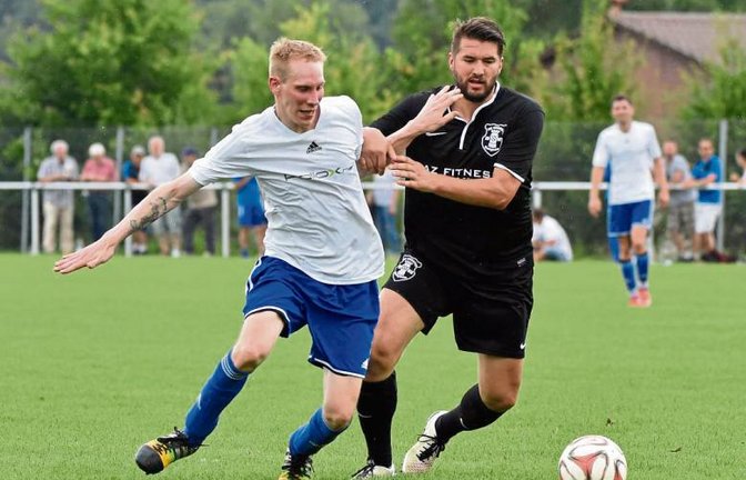 Riexingens Florian Schaar (links) setzt sich gegen Miheal-Denis Zorko durch. Foto: Leitner