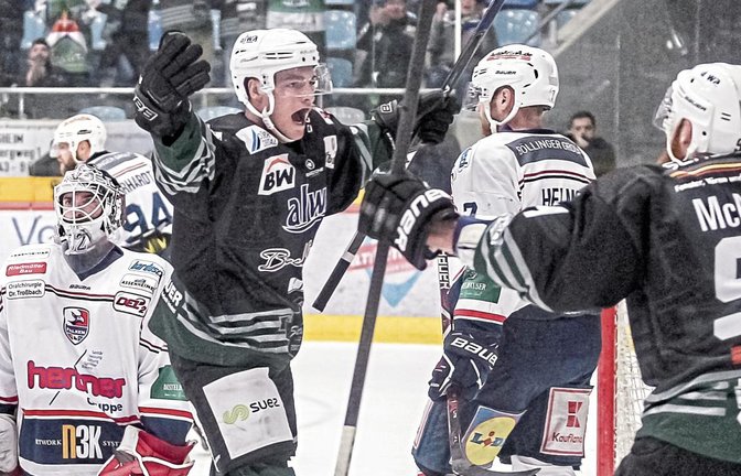 Norman Hauner und Tyler McNeely (rechts) bejubeln den späten Ausgleichstreffer, Falken-Torwart Marcel Malichercik ist geschlagen. Foto: Simecek
