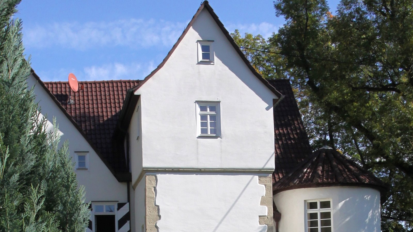 Am Samstag (7. Mai) steht der Stadtteil Riet im Mittelpunkt einer Themenführung der Stadt Vaihingen. Um 14.30 Uhr führt Margarete Renner durch den historischen Ortskern des kleinsten Vaihinger Teilorts. Ausgehend vom Reischach’schen Schloss, dessen Ansicht die Einfahrt nach Riet beherrscht, begegnen dem Betrachter mehrere historische Gebäude aus der 1200 Jahre alten Geschichte des Ortes. Einerseits ergeben sich Beziehungen des Dorfes zur Lage am Strudelbach wie Mühle, Waschhaus und Pumpenhaus. Im Besonderen jedoch lassen sich Zusammenhänge mit dem Schloss herstellen, wie die Kirche, das ehemalige Burgvogteihaus oder das ehemalige Bandhaus. Margarete Renner wird bei dem geführten historischen Rundgang auf diese Besonderheiten eingehen und manch interessanten Einblick gewähren. Die Führung kostet drei Euro für Erwachsene und 1,50 Euro für Kinder. Anmeldungen nimmt die Kultur- und Touristinformation, Marktplatz 5, Telefon 0 70 42 / 18 235, E-Mail tourismus@vaihingen.de ab sofort und bis zum 6. Mai, 15 Uhr entgegen. Die angemeldeten Teilnehmer treffen sich am 7. Mai um 14.30 Uhr in Riet an der Bushaltestelle Dorfplatz. Foto: pv Am Samstag (7. Mai) steht der Stadtteil Riet im Mittelpunkt einer Themenführung der Stadt Vaihingen. Um 14.30 Uhr führt Margarete Renner durch den historischen Ortskern des kleinsten Vaihinger Teilorts. Ausgehend vom Reischach’schen Schloss, dessen Ansicht die Einfahrt nach Riet beherrscht, begegnen dem Betrachter mehrere historische Gebäude aus der 1200 Jahre alten Geschichte des Ortes. Einerseits ergeben sich Beziehungen des Dorfes zur Lage am Strudelbach wie Mühle, Waschhaus und Pumpenhaus. Im Besonderen jedoch lassen sich Zusammenhänge mit dem Schloss herstellen, wie die Kirche, das ehemalige Burgvogteihaus oder das ehemalige Bandhaus. Margarete Renner wird bei dem geführten historischen Rundgang auf diese Besonderheiten eingehen und manch interessanten Einblick gewähren. Die Führung kostet drei Euro für Erwachsene und 1,50 Euro für Kinder. Anmeldungen nimmt die Kultur- und Touristinformation, Marktplatz 5, Telefon 0 70 42 / 18 235, E-Mail tourismus@vaihingen.de ab sofort und bis zum 6. Mai, 15 Uhr entgegen. Die angemeldeten Teilnehmer treffen sich am 7. Mai um 14.30 Uhr in Riet an der Bushaltestelle Dorfplatz. Foto: pv