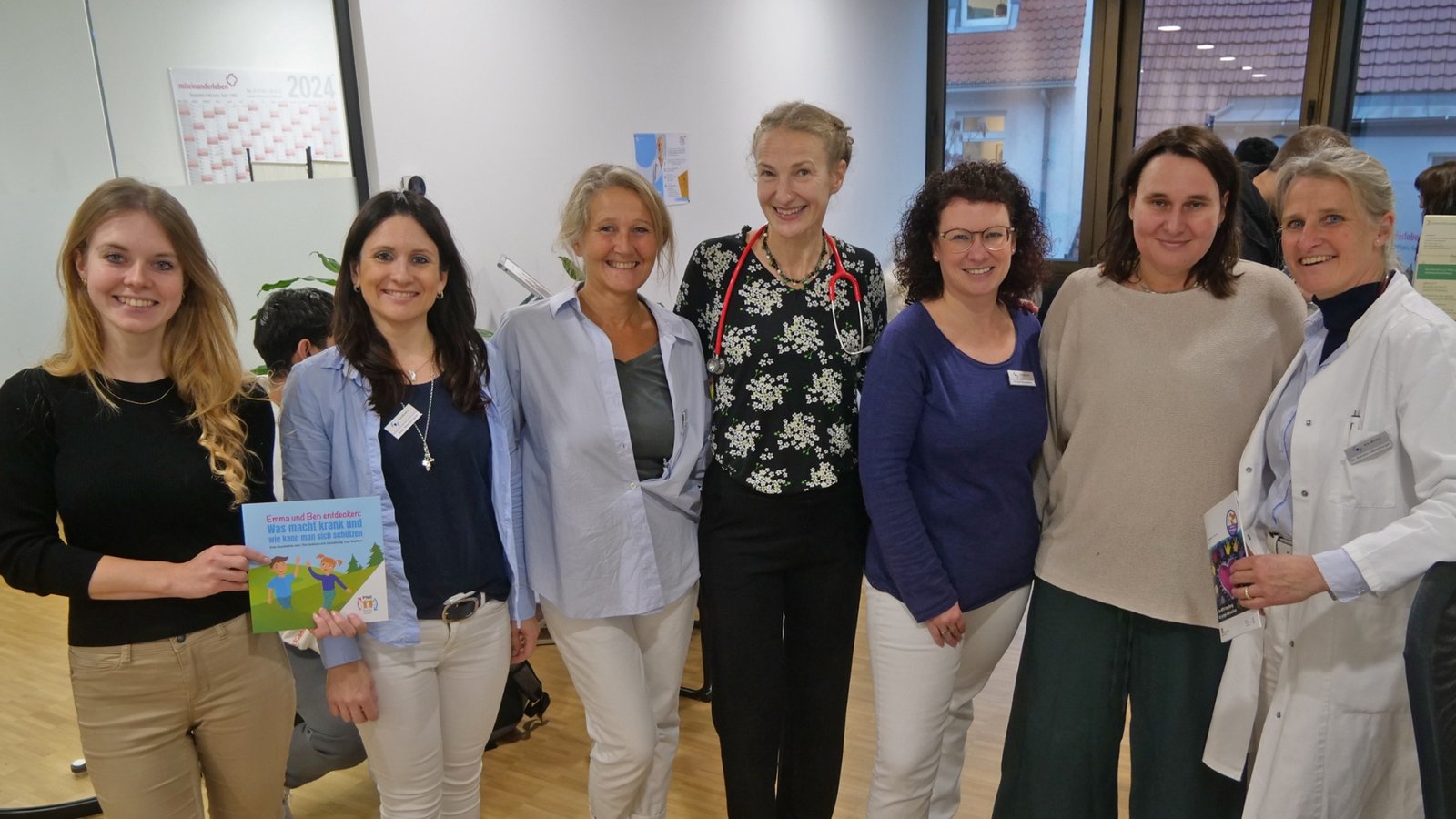 Große Resonanz auf die Impfaktion in Mühlacker: Angesichts des Mangels an Kinderärzten sind Angelika Paul, Anja Westermann, Tanja Wacker, Kirstin Buschmann-Prayon, Anne Baumgarten, Tanja Ali und Kerstin Ladenburger (von links) davon nicht überrascht. Foto: Friedrich Große Resonanz auf die Impfaktion in Mühlacker: Angesichts des Mangels an Kinderärzten sind Angelika Paul, Anja Westermann, Tanja Wacker, Kirstin Buschmann-Prayon, Anne Baumgarten, Tanja Ali und Kerstin Ladenburger (von links) davon nicht überrascht. Foto: Friedrich