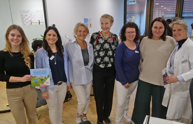 Große Resonanz auf die Impfaktion in Mühlacker: Angesichts des Mangels an Kinderärzten sind Angelika Paul, Anja Westermann, Tanja Wacker, Kirstin Buschmann-Prayon, Anne Baumgarten, Tanja Ali und Kerstin Ladenburger (von links) davon nicht überrascht. <span class='image-autor'>Foto: Friedrich</span>