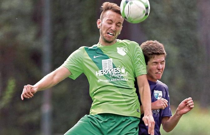 Überflieger: Der TASV Hessigheim – hier gewinnt Julian Reiser das Kopfballduell mit Michael Arnold von der SGM Roßwag/Mühlhausen – ist nach der gesamten Hinrunde ungeschlagen. Foto: Küppers
