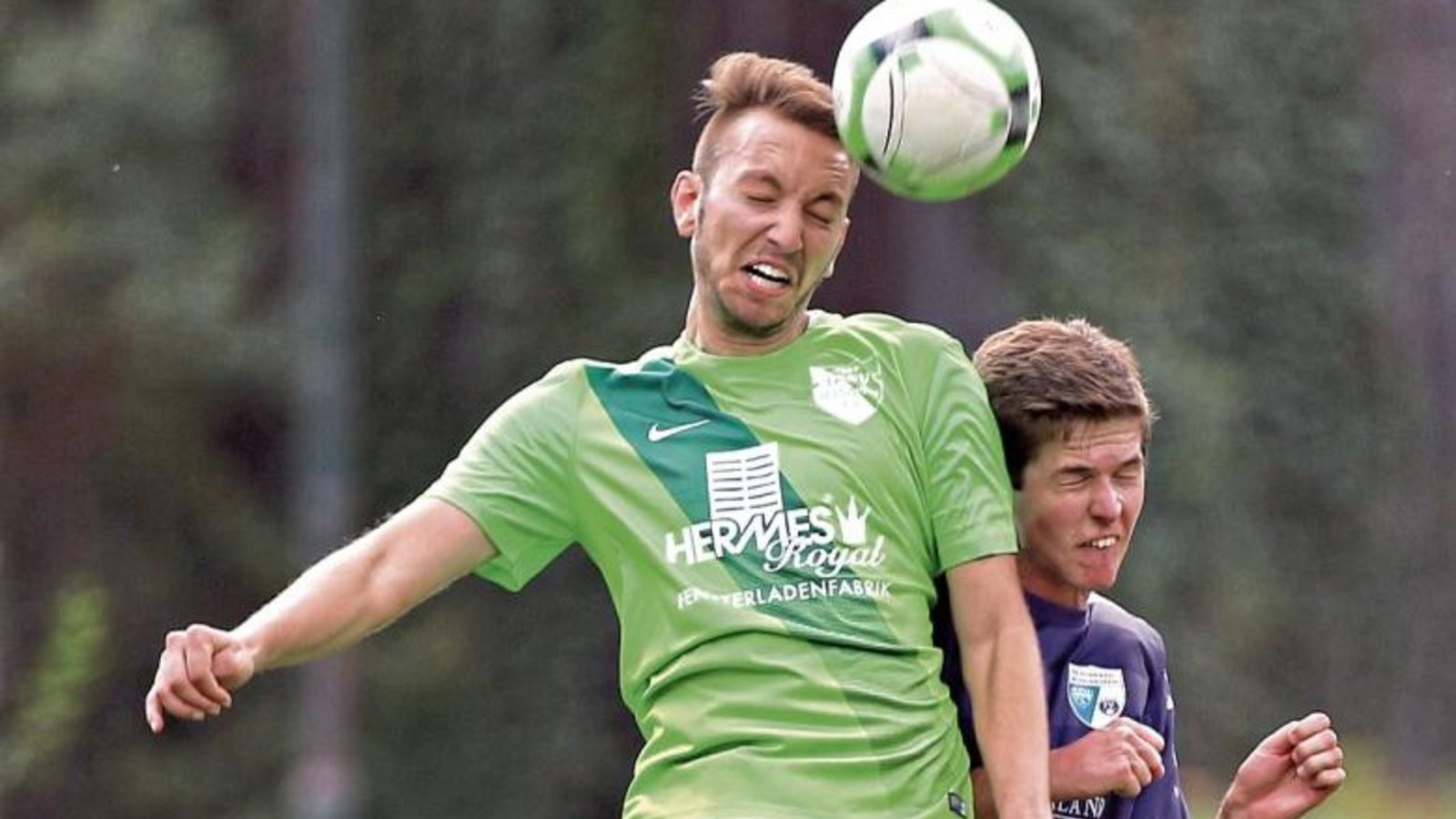 Überflieger: Der TASV Hessigheim – hier gewinnt Julian Reiser das Kopfballduell mit Michael Arnold von der SGM Roßwag/Mühlhausen – ist nach der gesamten Hinrunde ungeschlagen. Foto: Küppers