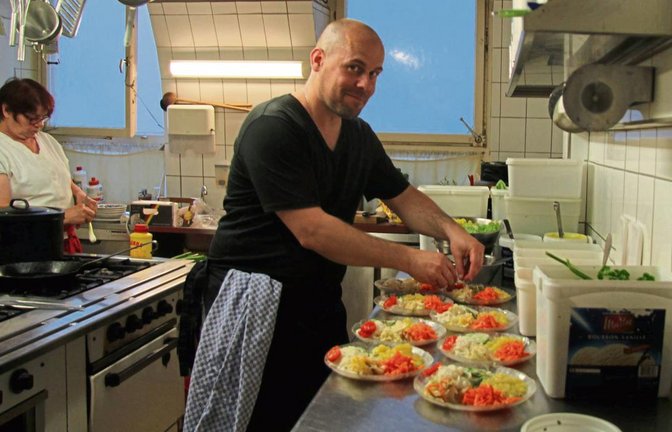 Zu viele Köche verderben den Brei. Deshalb hat sich VKZ-Redakteur Michael Banholzer lieber um den Salat gekümmert.  Foto: Schuller