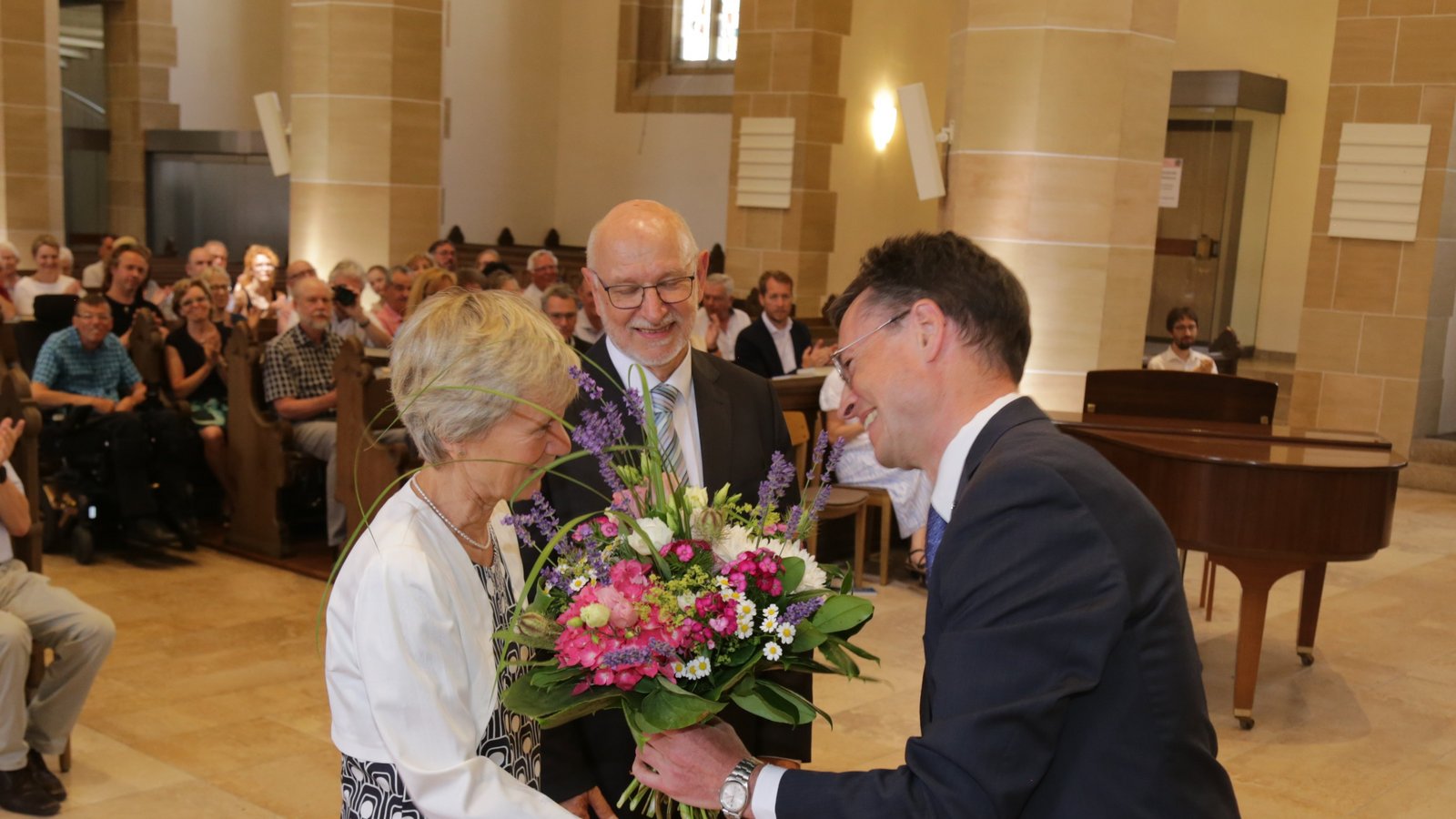 Dekan Professor Dr. Johannes Zimmermann verabschiedet Pfarrer Matthias Krauter und Ehefrau Bärbel in der Vaihinger Stadtkirche. Foto: Dr. Henrik Schwarz