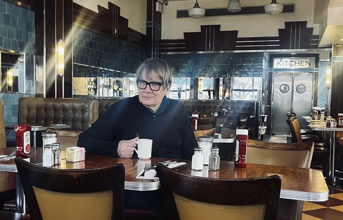 Wenn Sven Regener nicht gerade Musik macht, dann schreibt er. Oder er nimmt ein Heißgetränk zu sich.<span class='image-autor'>Verlag/Charlotte Goltermann</span>