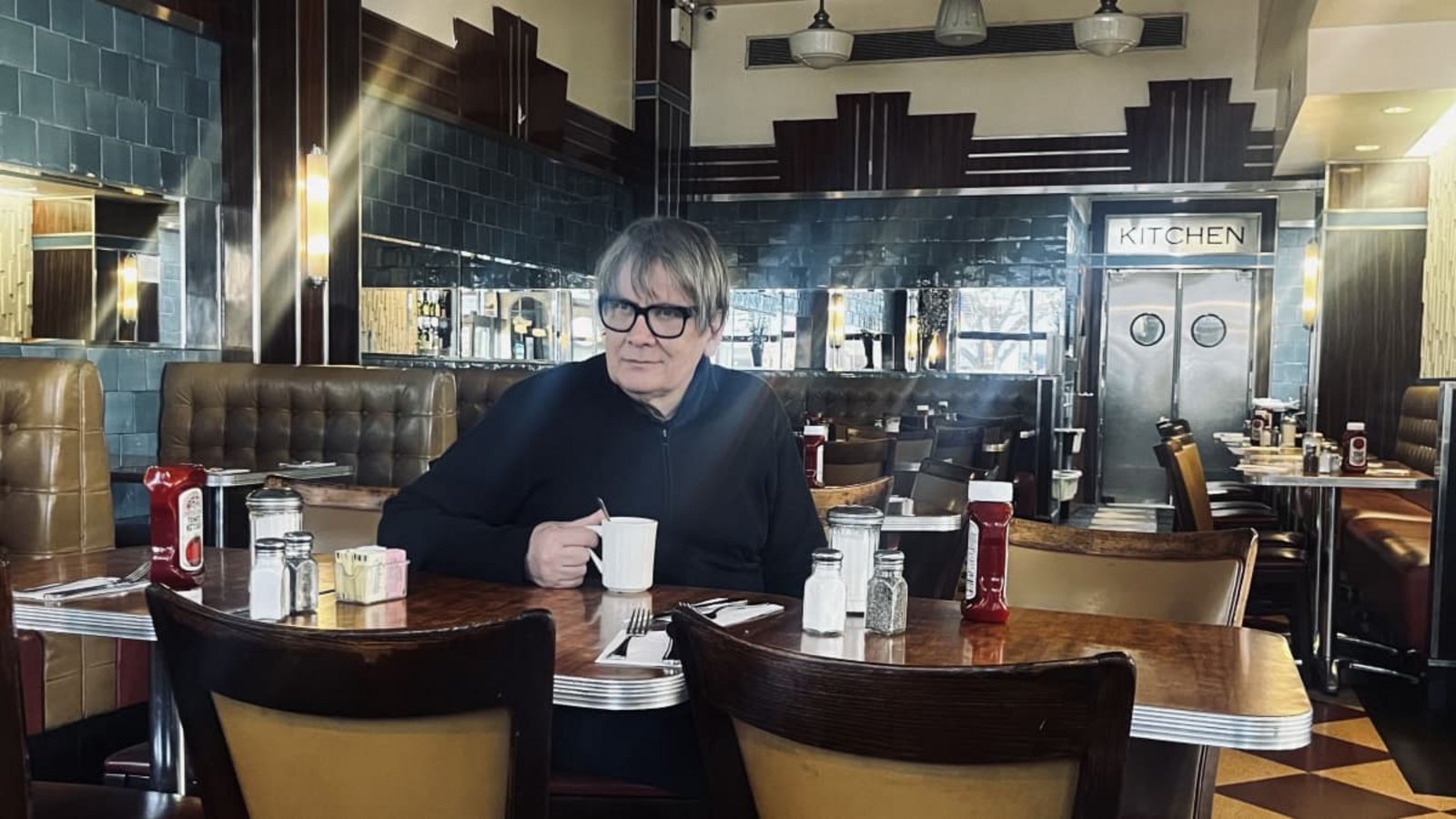 Wenn Sven Regener nicht gerade Musik macht, dann schreibt er. Oder er nimmt ein Heißgetränk zu sich.Verlag/Charlotte Goltermann Wenn Sven Regener nicht gerade Musik macht, dann schreibt er. Oder er nimmt ein Heißgetränk zu sich.Verlag/Charlotte Goltermann