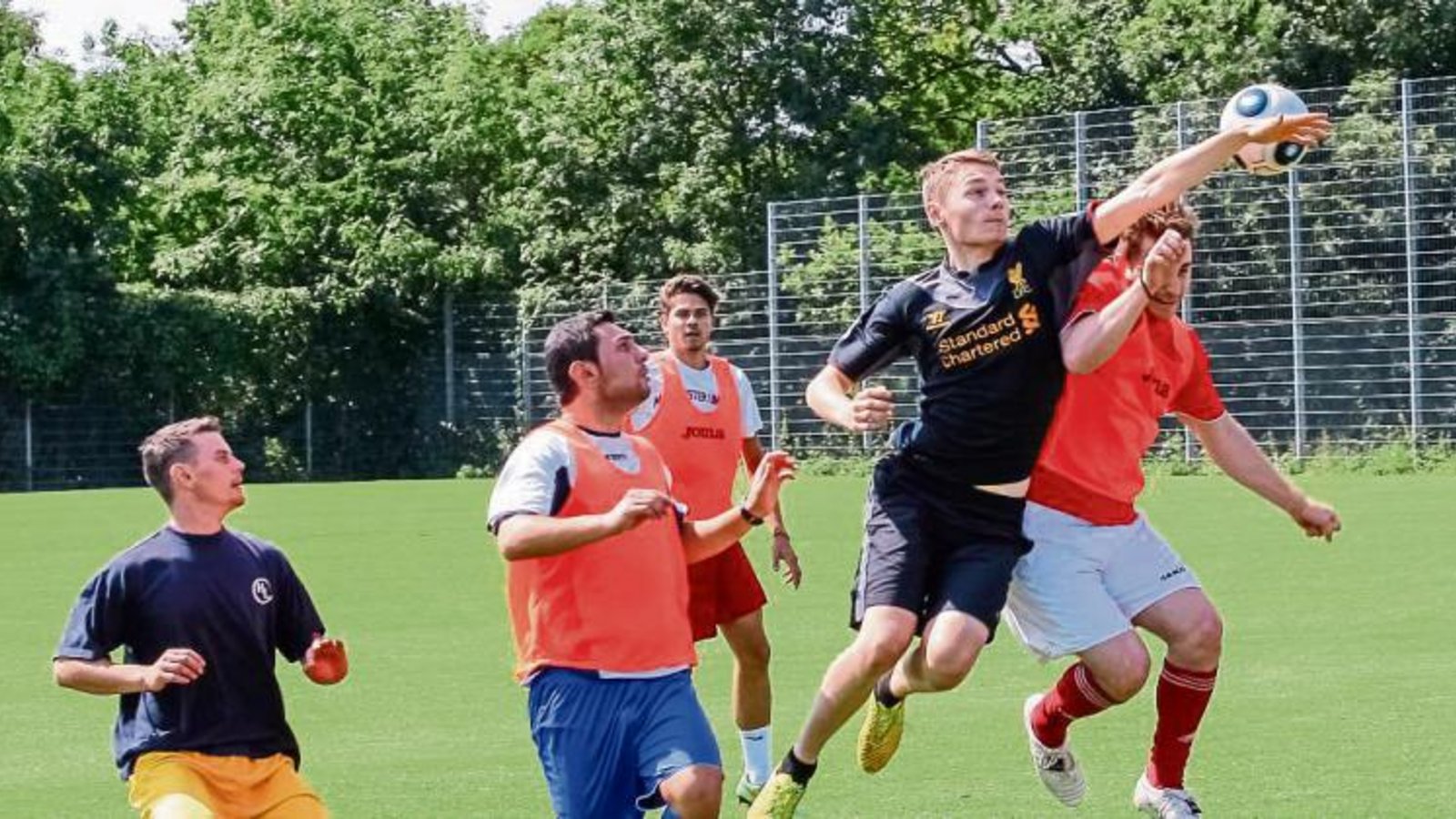 Spielerische Elemente dominieren das erste Training im Hardtwäldle. Foto: Simecek Spielerische Elemente dominieren das erste Training im Hardtwäldle. Foto: Simecek