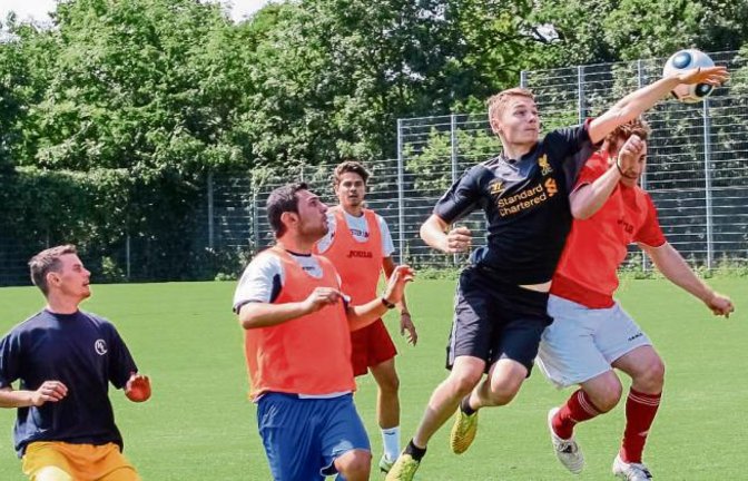 Spielerische Elemente dominieren das erste Training im Hardtwäldle. Foto: Simecek