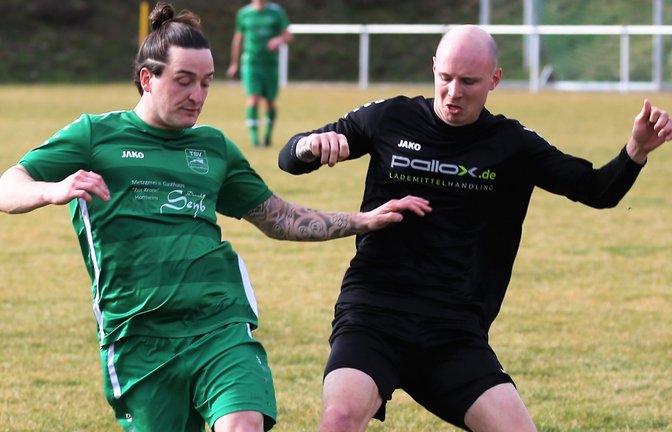 Keinen Zentimeter und keinen Ball schenken die Mannschaften im Saisonendspurt. Hier versucht Lukas Glaser (rechts) von der SGM Riexingen Jonas Mühleisen vom TSV Kleinglattbach den Ball abzuluchsen. <span class='image-autor'>Foto: Küppers</span>