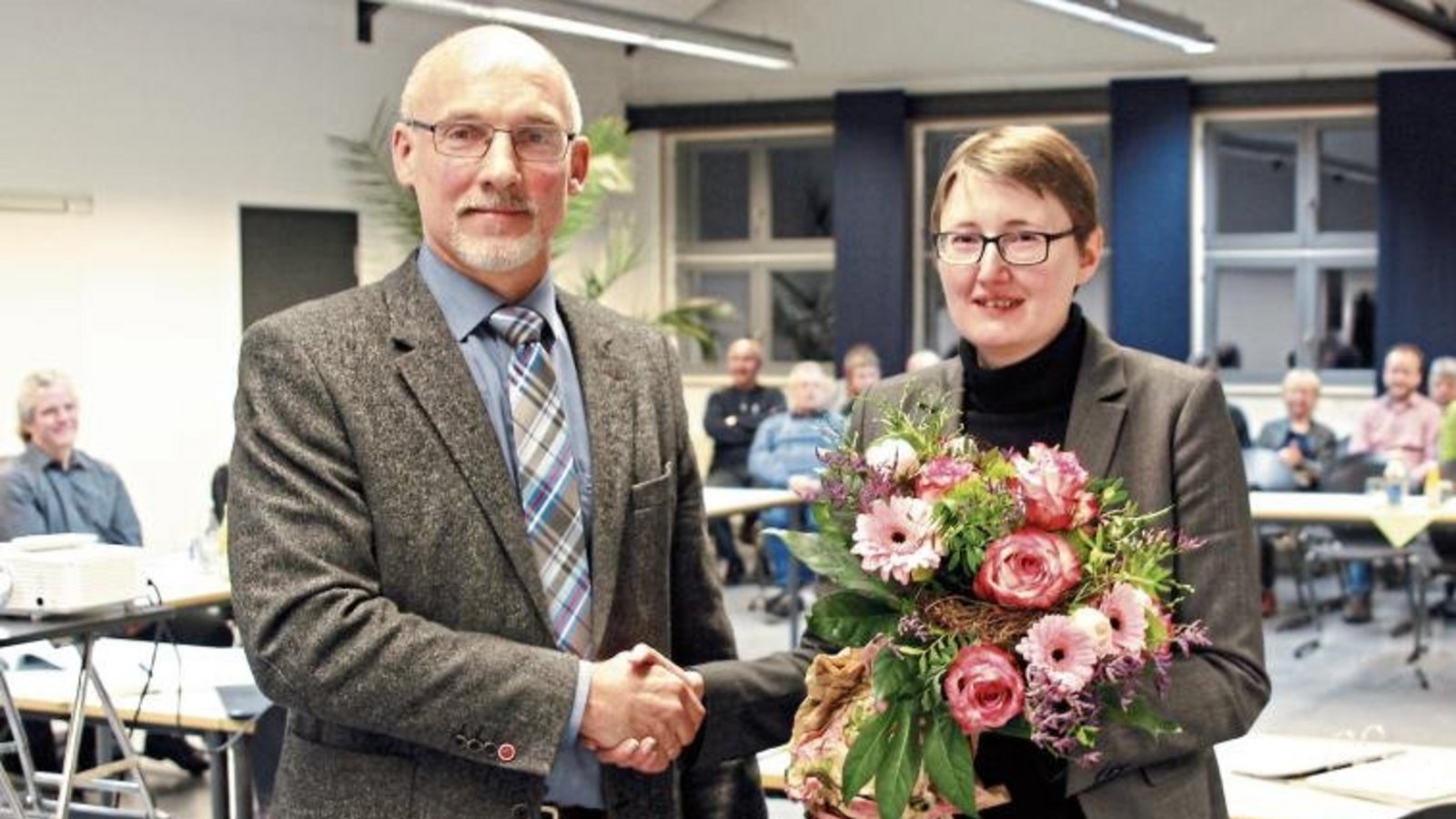 Mit anerkennenden Worten, Blumen und einem Geschenkkorb hat der Sternenfelser Bürgermeister-Stellvertreter Klaus Riekert die Amtsverweserin Carmen Schneider als kommissarische Rathauschefin verabschiedet.  Foto: Kollros