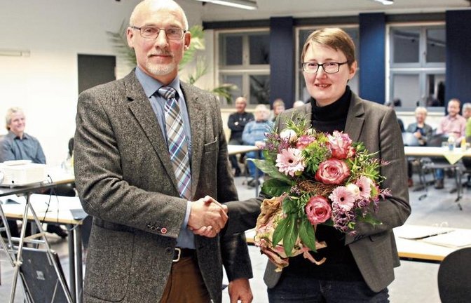 Mit anerkennenden Worten, Blumen und einem Geschenkkorb hat der Sternenfelser Bürgermeister-Stellvertreter Klaus Riekert die Amtsverweserin Carmen Schneider als kommissarische Rathauschefin verabschiedet.  Foto: Kollros