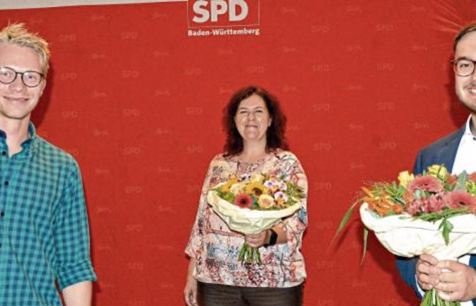Kreisvorsitzender Paul Renner (links) gratuliert Ingela Freisler und Michael Hofsäß zur Wahl. Rechtes Bild Torsten Liebig, der Kandidat der SPD im Wahlkreis Vaihingen. Fotos: Stahlfeld/p