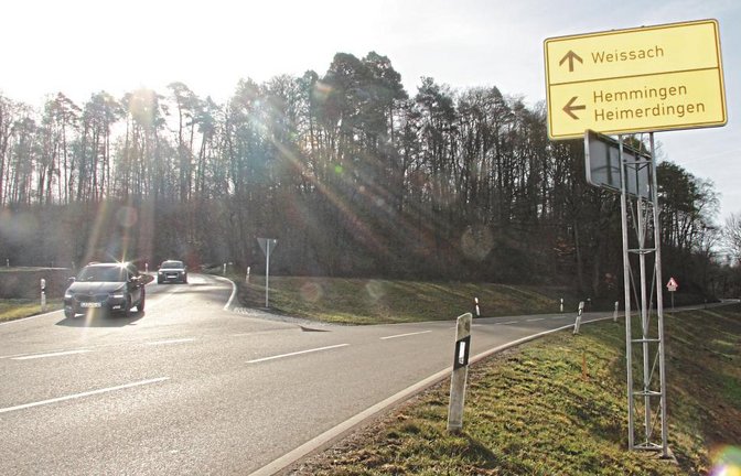 Der geplante Kreisverkehr an der Einmündung der K 1654 in die K 1688 bei Eberdingen lässt noch etwas auf sich warten.  Foto: Banholzer