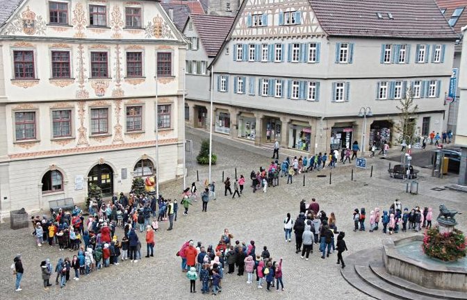 Der Auflauf gestern Vormittag auf dem Vaihinger Marktplatz war weder Spontandemo noch Flashmob. Vielmehr hatte die Schlossbergschule einen Probefeueralarm. Den hätten die Schüler gut gemeistert, hieß es später aus der Schulverwaltung. Foto: Rieger