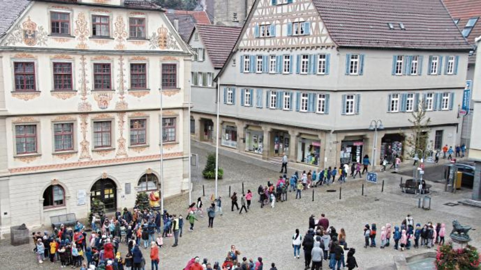 Der Auflauf gestern Vormittag auf dem Vaihinger Marktplatz war weder Spontandemo noch Flashmob. Vielmehr hatte die Schlossbergschule einen Probefeueralarm. Den hätten die Schüler gut gemeistert, hieß es später aus der Schulverwaltung. Foto: Rieger Der Auflauf gestern Vormittag auf dem Vaihinger Marktplatz war weder Spontandemo noch Flashmob. Vielmehr hatte die Schlossbergschule einen Probefeueralarm. Den hätten die Schüler gut gemeistert, hieß es später aus der Schulverwaltung. Foto: Rieger