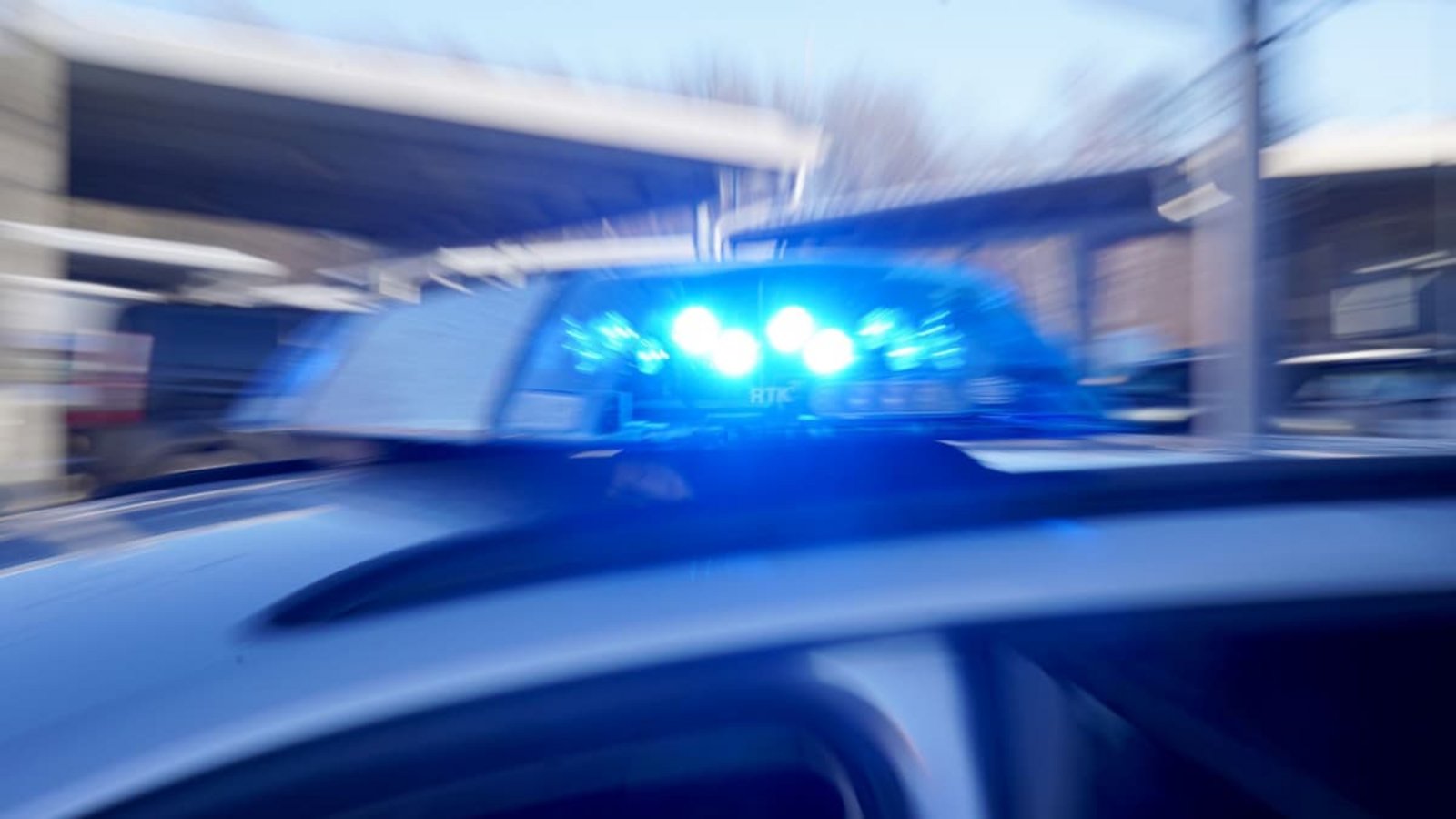 Polizeikräfte sind am Donnerstagabend zur Abschiebehafteinrichtung in Pforzheim ausgerückt. (Symbolfoto)Marcus Brandt/dpa