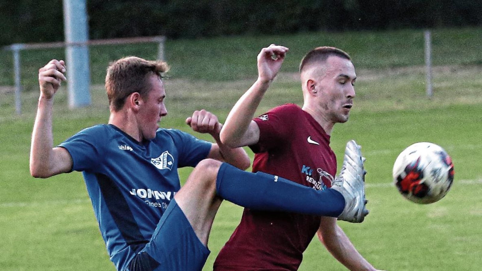 Im Kampf um den Ball immer dabei: Enzweihingens Yannick Rähmer (rechts), der gestern mit dem 2:3 gegen 08 Bissingen II ausschied. Foto: Küppers